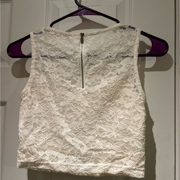 Creamy off white coloured cropped lace sleeveless blouse - Picture 3 of 4